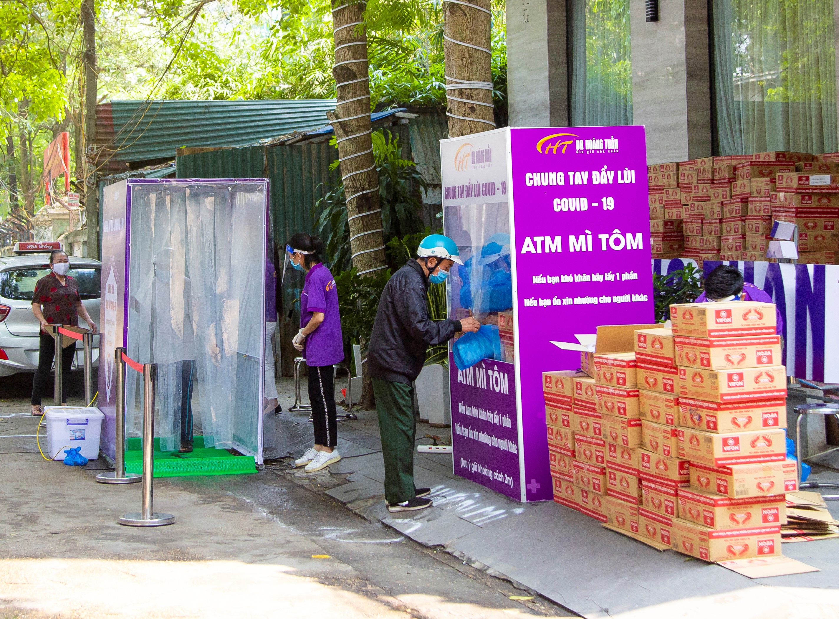 “Cây ATM” nghĩa tình của bác sĩ trẻ quân đội